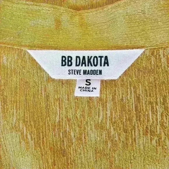 ✨Like New✨ BB Dakota/Steve Madden Button Down Shirt, Gold, Size S - Picture 2 of 8